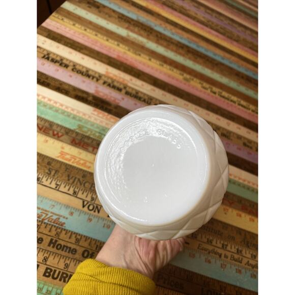 Hoosier Quilted Criss Cross Pattern Milk Glass Vase 4093 - Picture 6 of 8